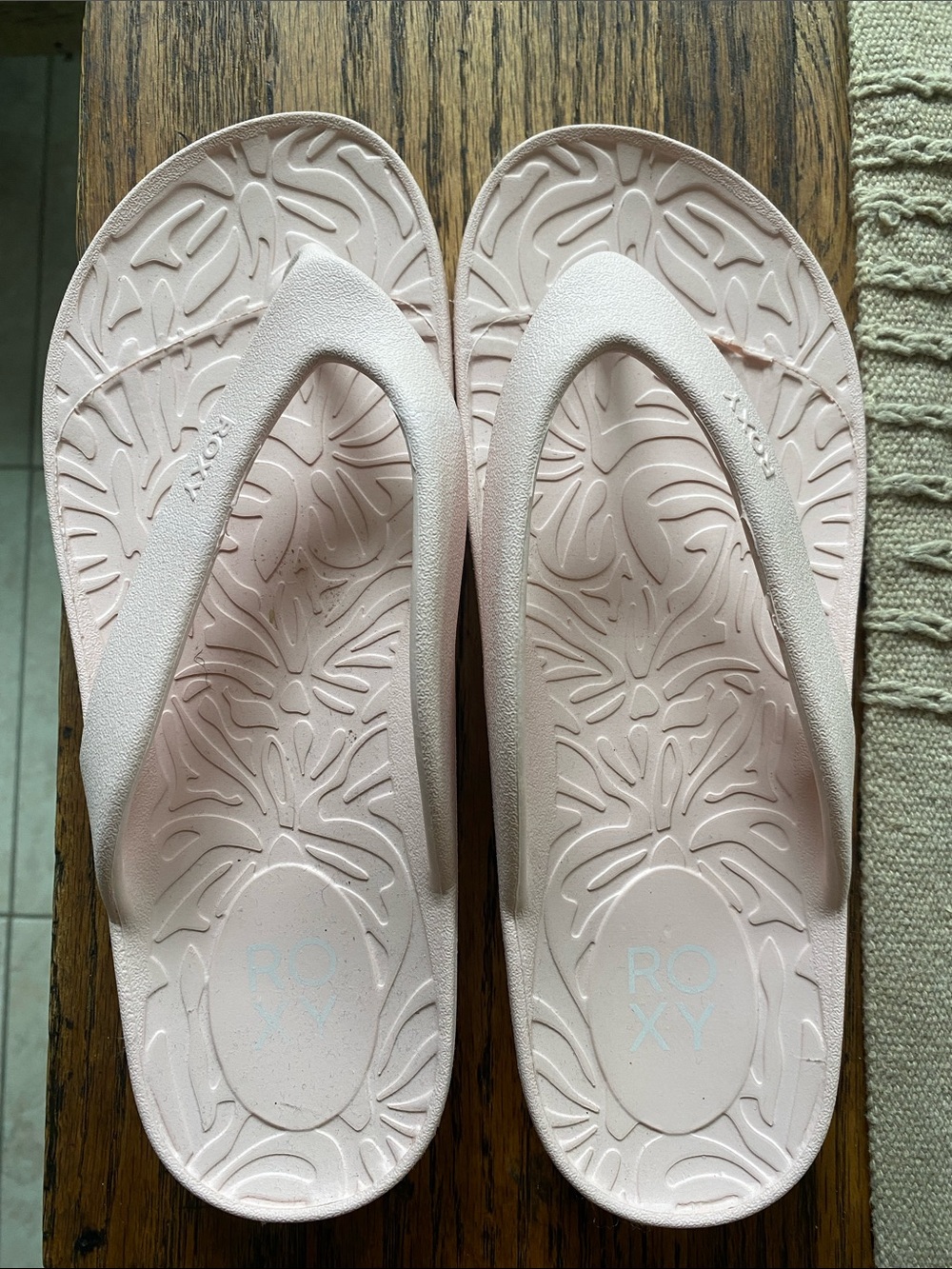 Roxy Women's Light Pink Textured Foam Flip Flops